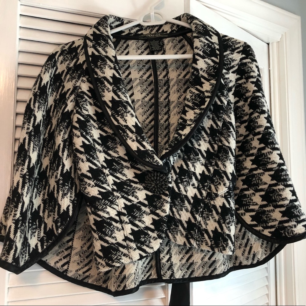 Beautiful houndstooth capelet